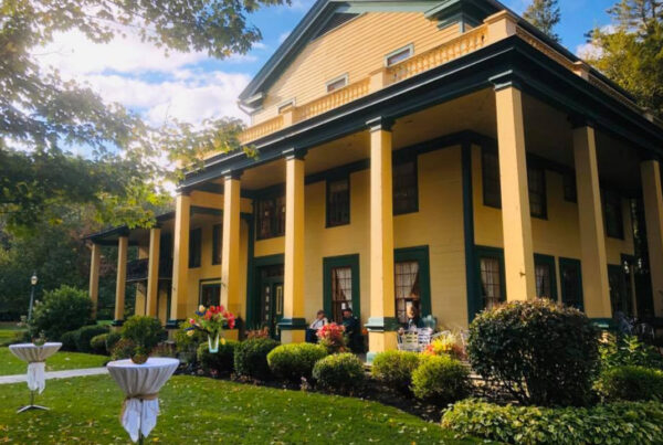 Glen Iris Inn with cocktail tables