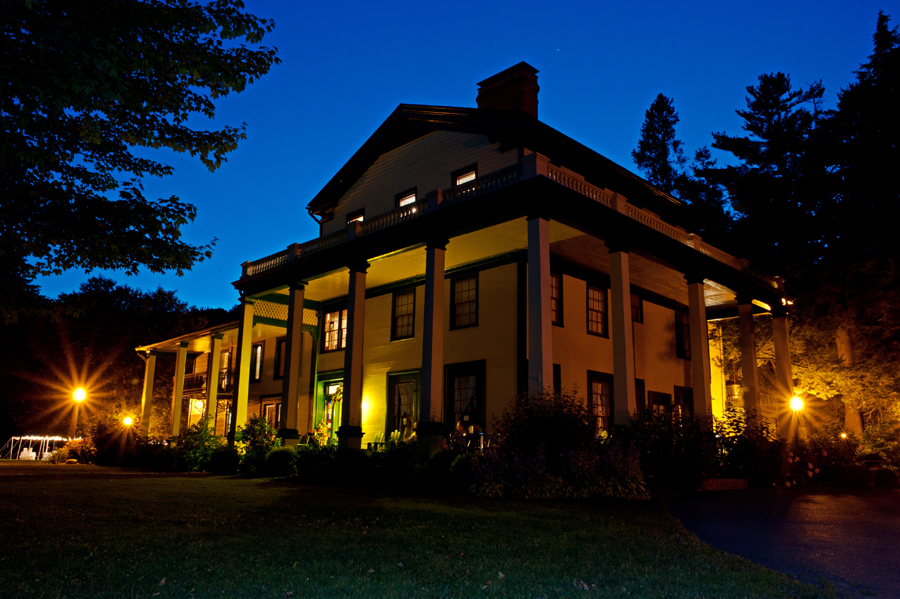 Glen Iris Inn lit up at night